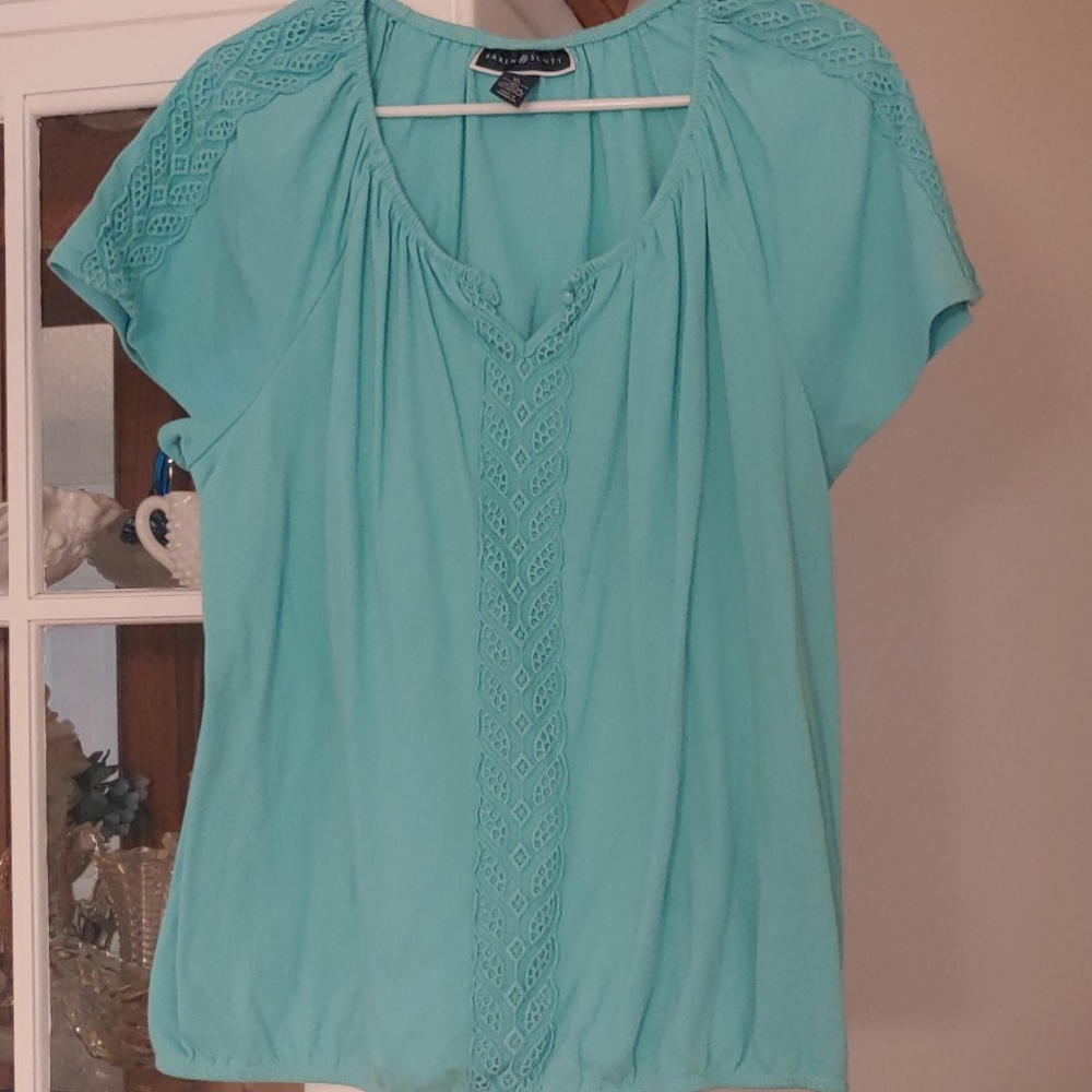 Cute blouse the material feel so comfy.